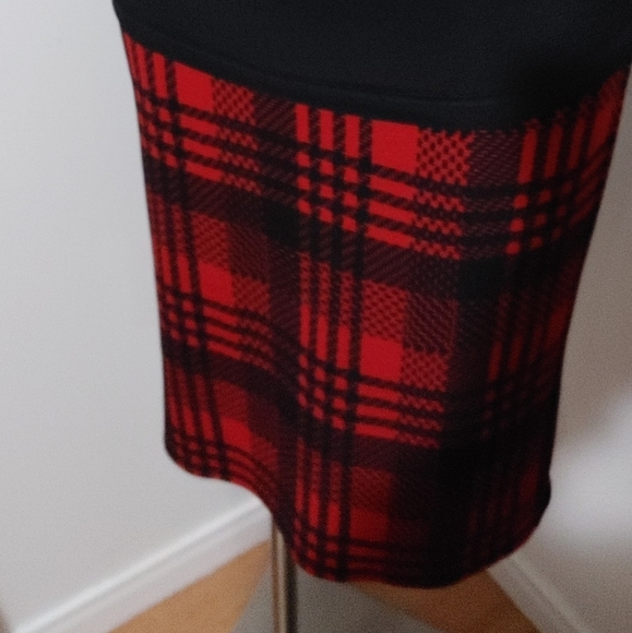 Plaid skirt red & black large - Picture 2 of 2